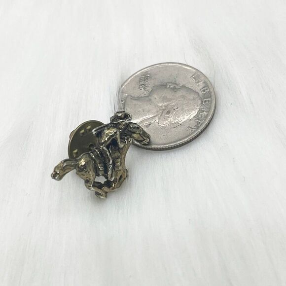 🔮 5/$25 Vintage Cowboy On Horseback Pin - Picture 2 of 2